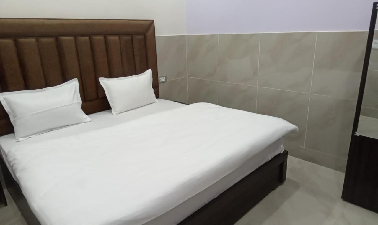 Hotel Dixit Residency Vrindāvan Zewnętrze zdjęcie