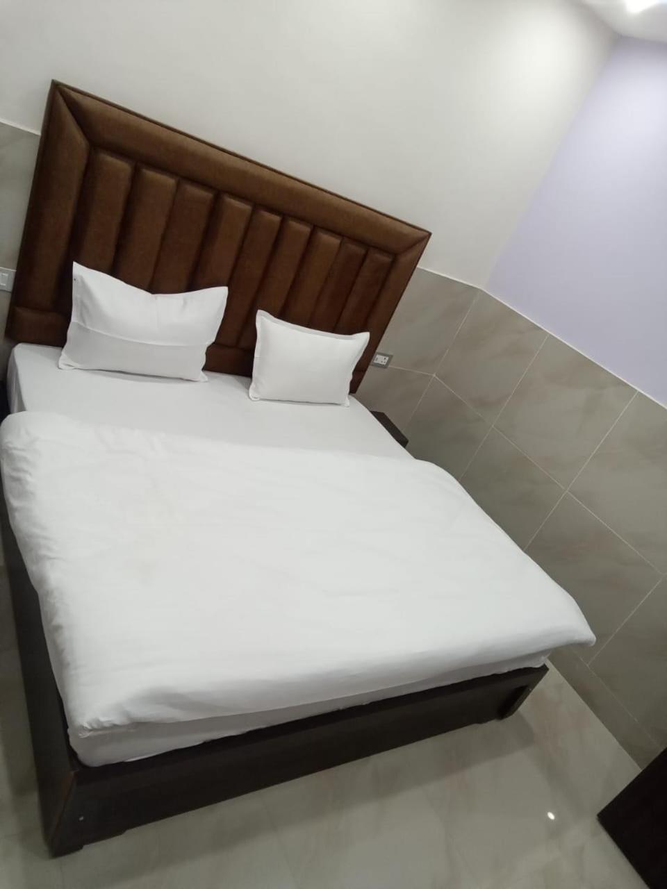 Hotel Dixit Residency Vrindāvan Zewnętrze zdjęcie