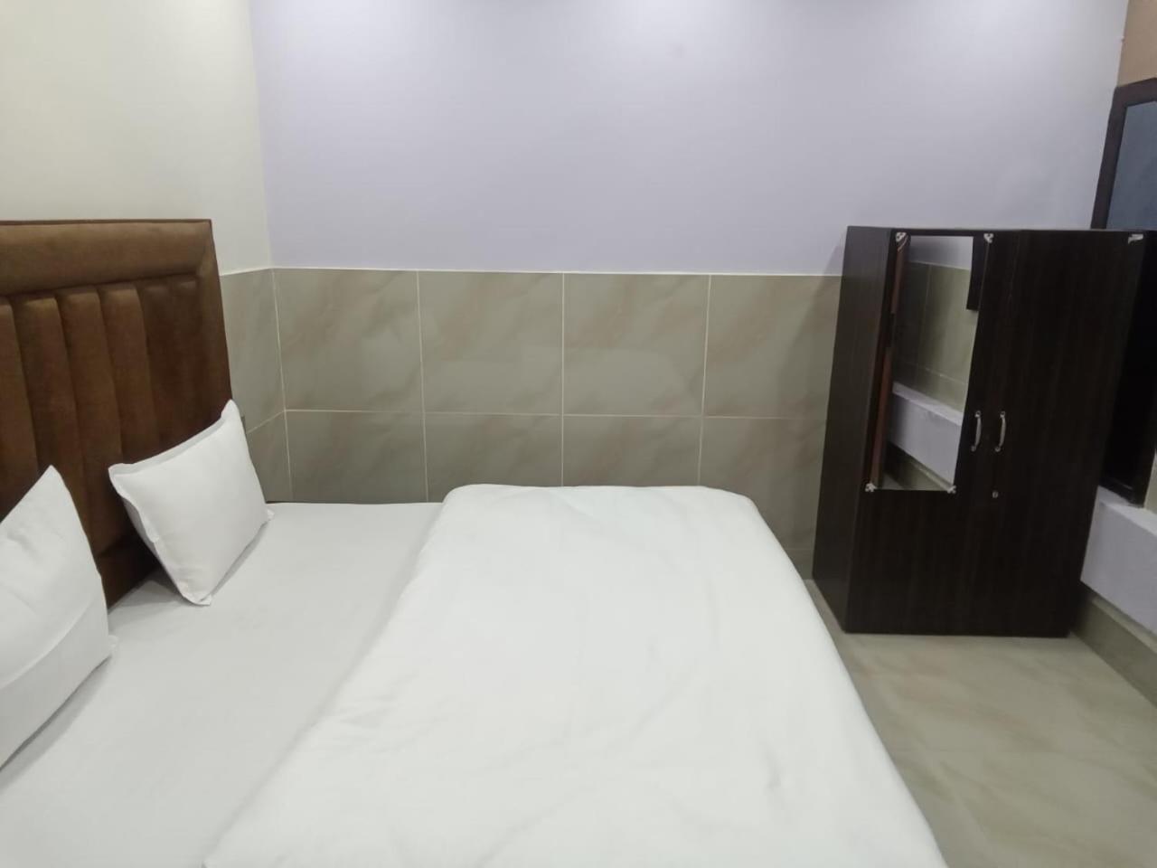 Hotel Dixit Residency Vrindāvan Zewnętrze zdjęcie